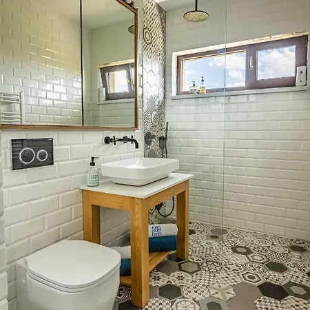 Hotel apartamentowy The Aviator - Jacuzzi & Panoramic View 4*